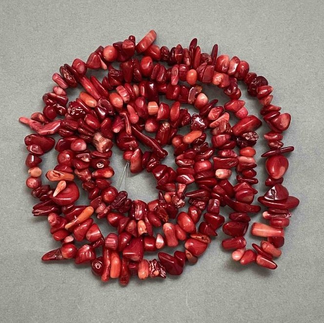 Koraliki z koralu w kawałkach, średnica 8–18×3–4 mm, długość 80 cm, na nitce