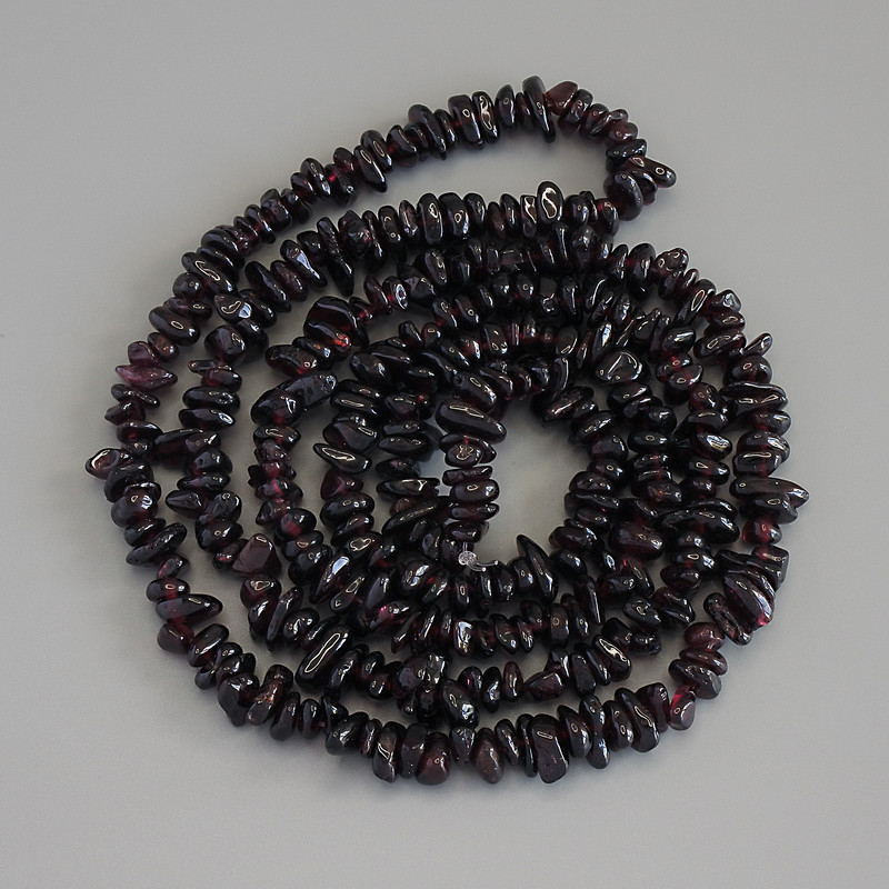 Koraliki granatu – drobinki, średnica 5–8×2–4 mm, długość 80 cm, na żyłce