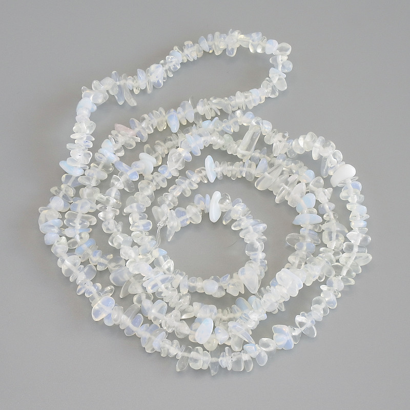 Koraliki z księżycowego kamienia – drobiny, średnica 5–9×2–3 mm, długość około 78 cm, na żyłce