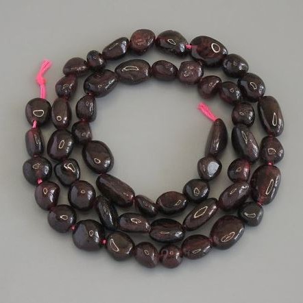 Koraliki granatu fasetowanego, średnica 8-12×7-9 mm ± na nici, długość 40 cm+
