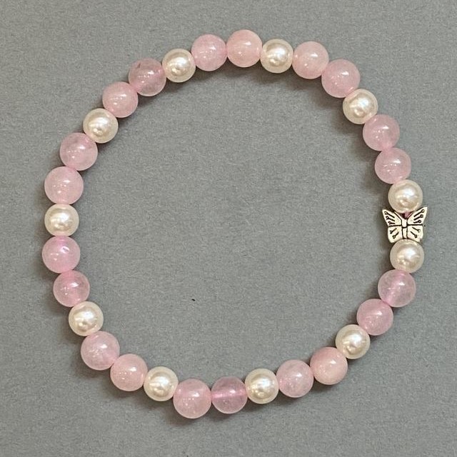 Bransoletka z różowego kwarcu i sztucznych pereł (kulki gładkie 6 mm ±), z metalową wstawką, długość 18 cm ±, elastyczna