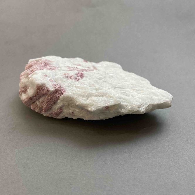 Pamiątkowy naturalny kamień nieobrobiony – turmalin, waga 239 g, 110 × 74 × 30 mm+