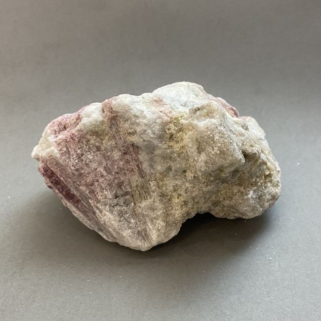 Pamiątkowy naturalny kamień nieoszlifowany – turmalin, masa 355 g, 85×61×55 mm+
