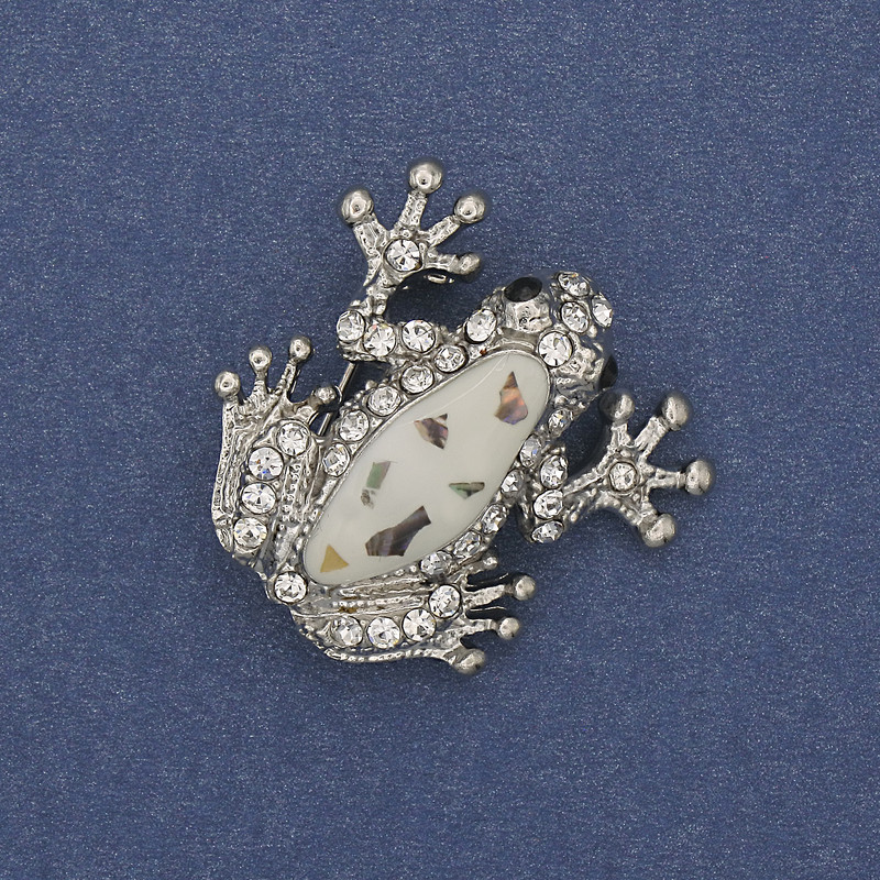 Broszka-wisiorek «Żaba haliozyt» z białą emalią, białymi kryształkami strass, srebrzysty metal, 28×28 mm+