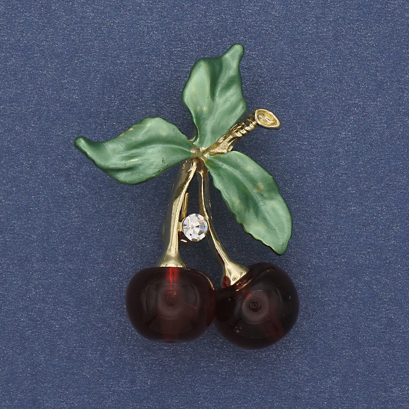 Broszka Wiśnie, zielona emalia, białe strassy, metal złocony, 39×28 mm