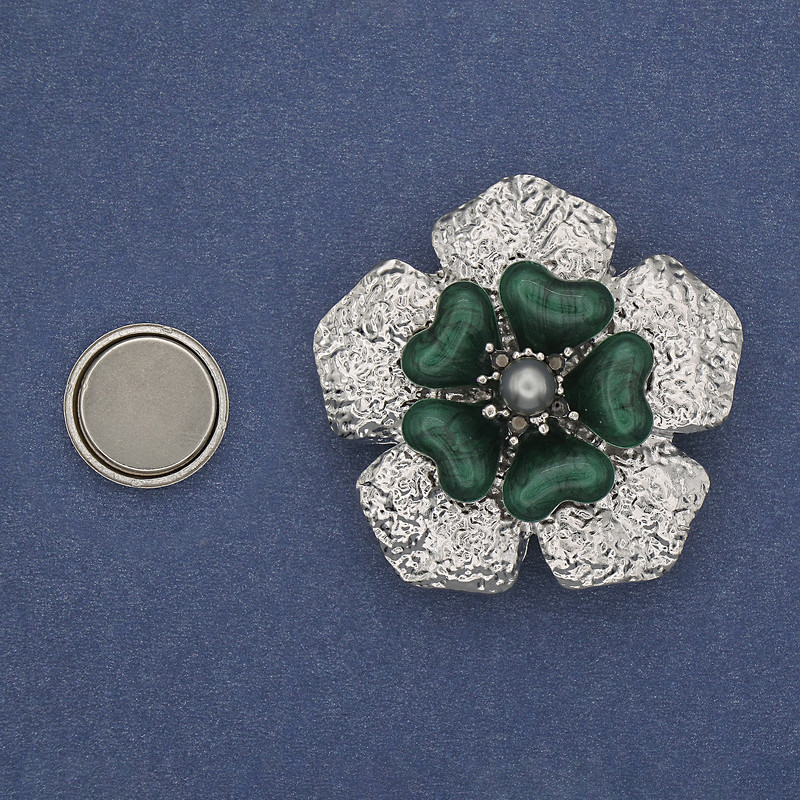 Broszka na magnesie – Zielony Kwiat, emalia, perła, srebrzysty metal, 38 mm+