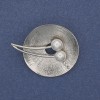 Broszka Akcent z perłami i strassami, metal srebrzysty, 32×40 mm+