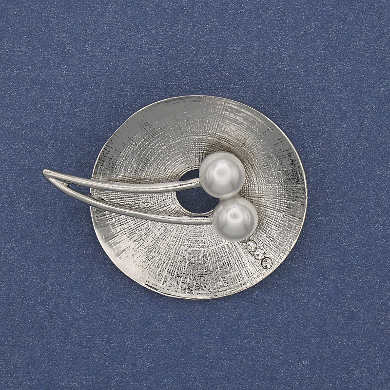 Broszka Akcent z perłami i strassami, metal srebrzysty, 32×40 mm+