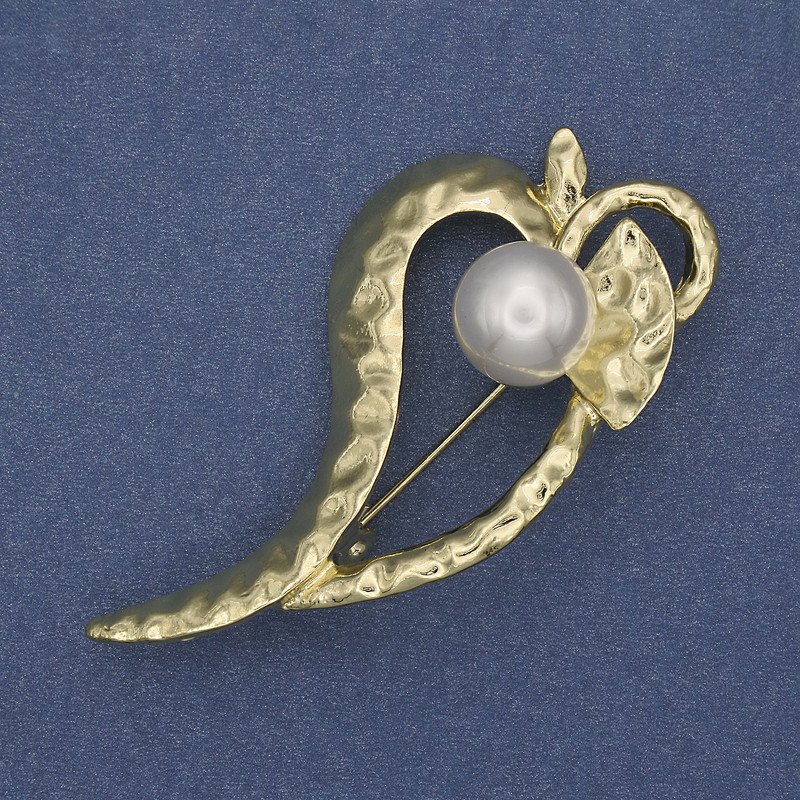 Broszka Akcent Liść z perłą, metal złocisty 62×31 mm+
