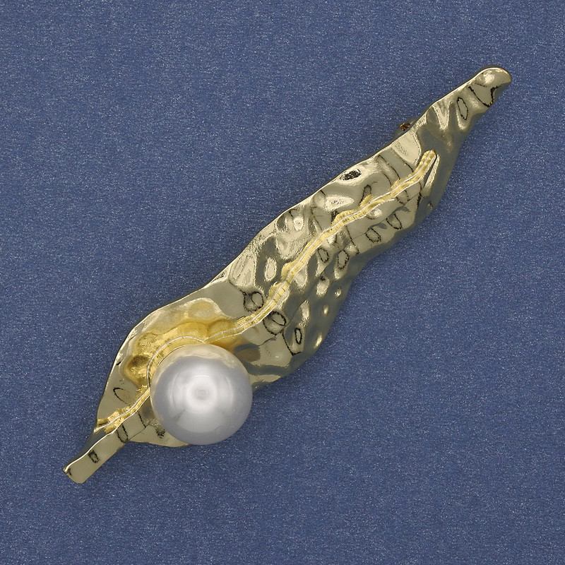 Broszka „Akcent” z perłą, złoty metal 70×18 mm+