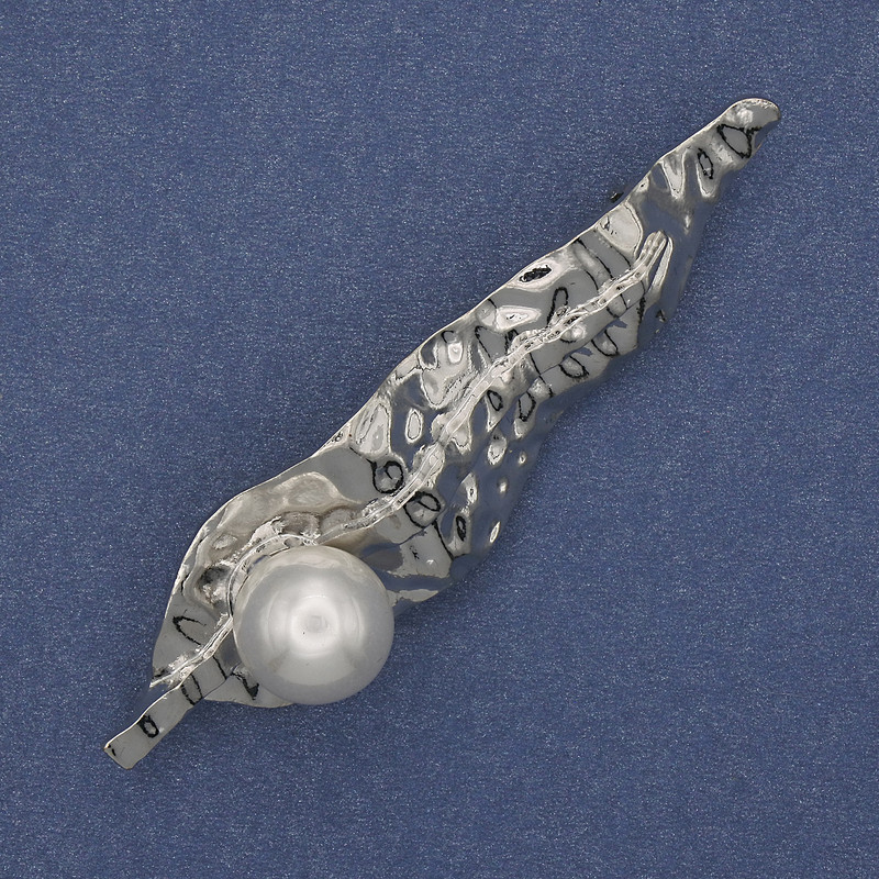 Broszka Akcent z perłą, metal srebrzysty 70×18 mm+