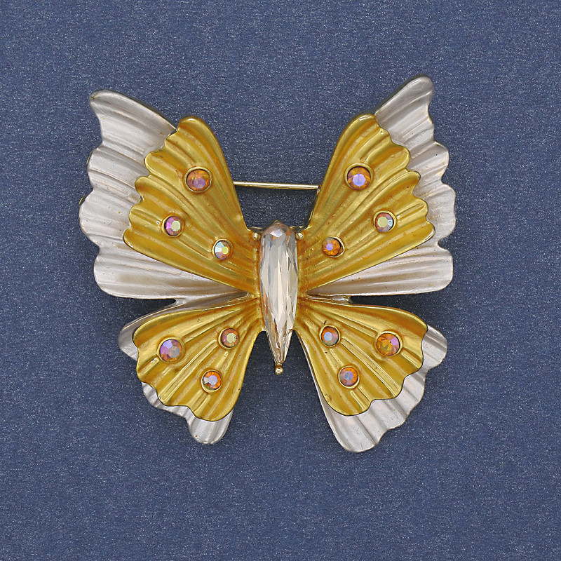 Broszka-wisiorek Motyl, biała i żółta emalia, tęczowe kryształy, złocisty metal, 39×42 mm+