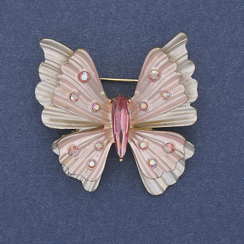 Broszka-wisiorek Motyl z białą i różową emalią, z tęczowymi kryształami, metal złocisty, 39×42 mm+