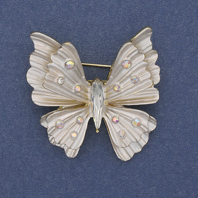 Broszka-wisiorek «Motyl» z białą emalią i tęczowymi kryształami, złocisty metal, 39×42 mm+