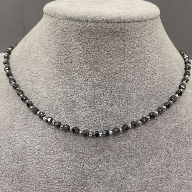 Choker z hematitu fasetowanego, średnica 4 mm ±, kulka fasetowana 2 mm ±, długość 37 cm ±, zapięcie toggle z zawieszką
