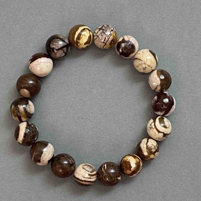 Bransoletka z jaspisu — gładkie i fasetowane kuleczki, średnica około 10 mm, długość około 18 cm, elastyczna