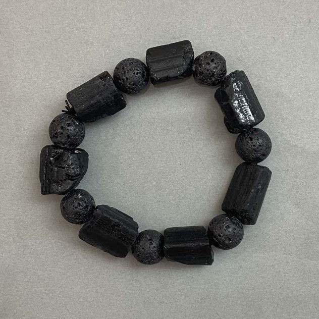 Bransoletka z turmalinu Sherl – kamienie nieobrobione, fasetowane, średnica 19–27×15 mm ±; kule lawowe 12 mm ±; długość 20 mm ±; elastyczna