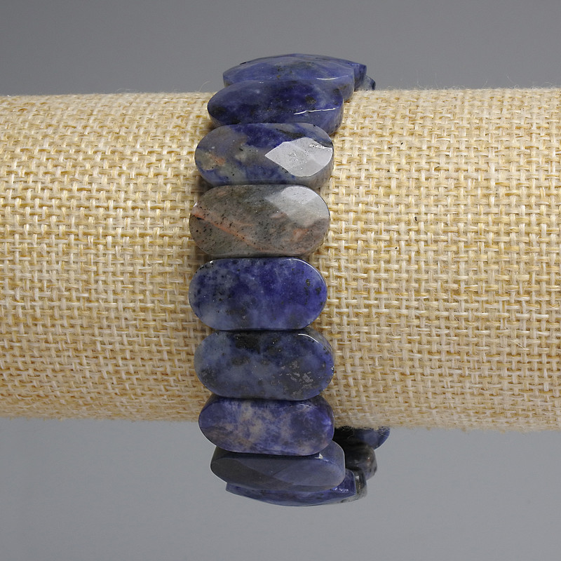 Bransoletka z sodalitu — fasetowane, zaokrąglone ogniwa, średnica około 20×10 mm, długość 18 cm, na elastycznej bazie