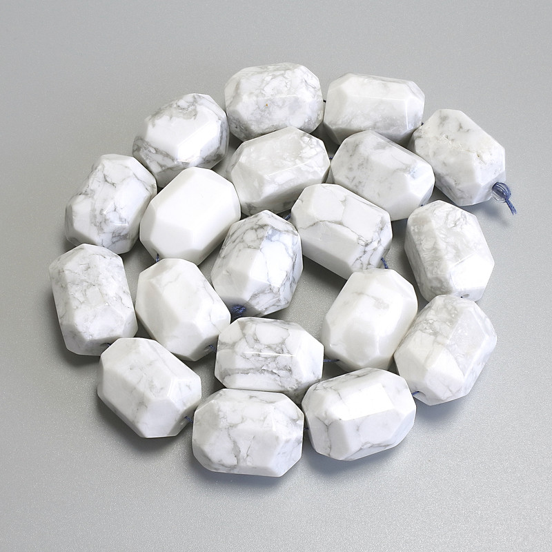Koraliki kaholong fasetowane, średnica 18–21×14–16 mm, na nici, długość około 38 cm