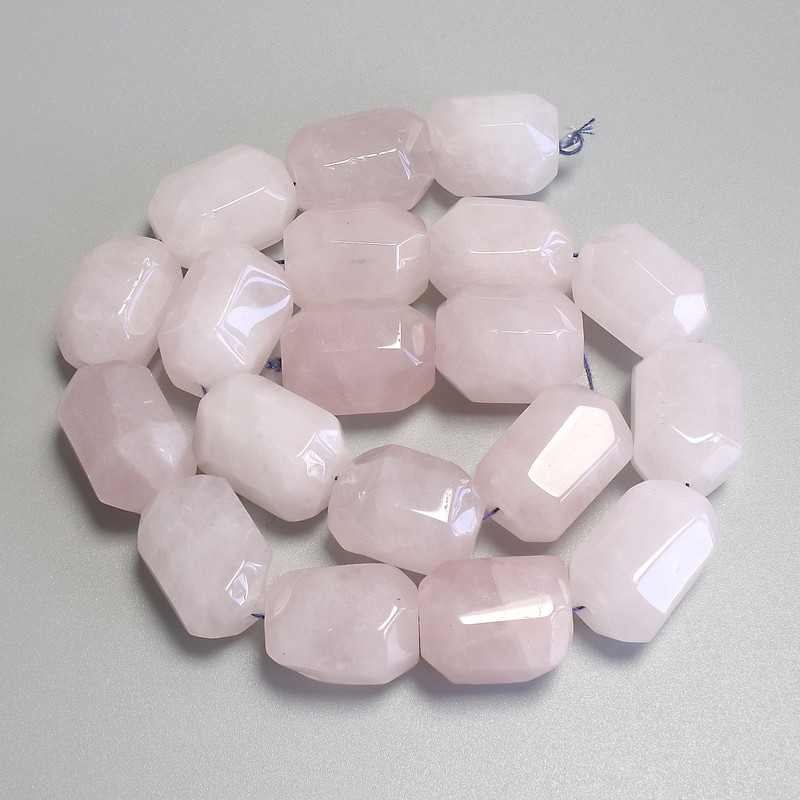 Koraliki z różowego kwarcu, wielościenne, średnica około 18–22×15 mm, na nitce, długość około 39 cm