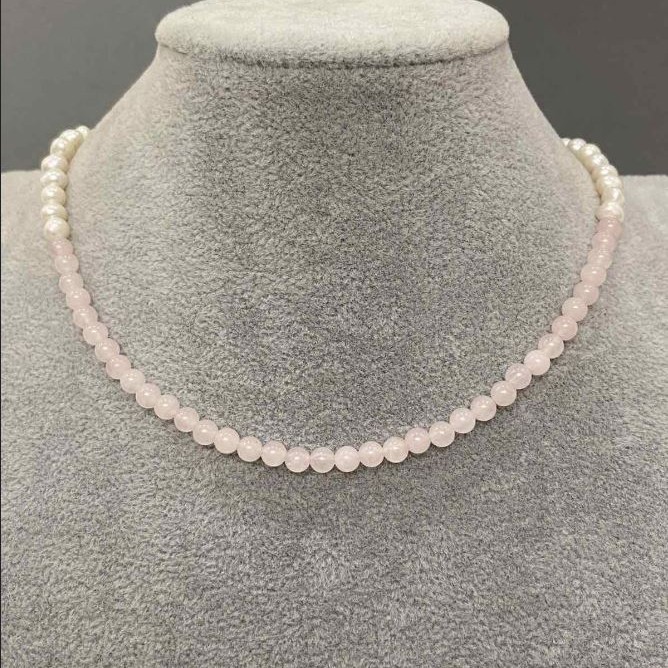 Choker z pereł rzecznych, średnica 5,5×5 mm ±, kula różowego kwarcu 4,5 mm ±, długość 42 cm ±, zapięcie typu toggle z zawieszką