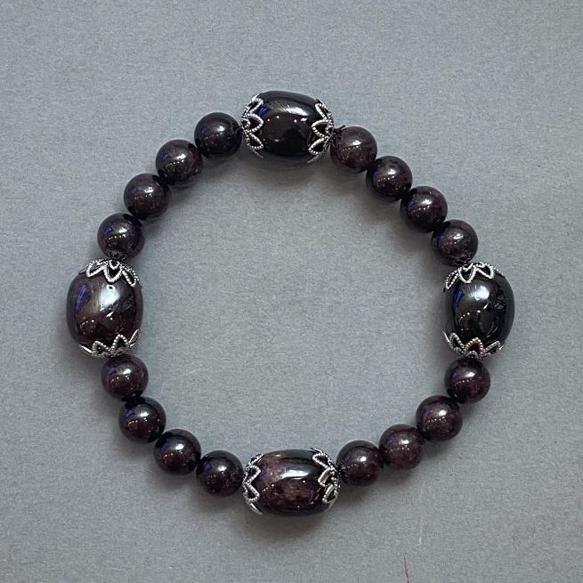 Bransoletka z granatu w kształcie galet o wymiarach 14x12 mm ±, kulka 8 mm ±, z metalowymi wstawkami, długość 18 cm (rozciągana)