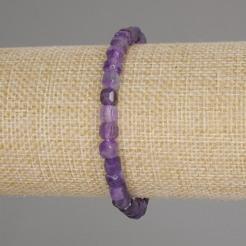 Bransoletka z ametystu fasetowanego, kubik o wymiarach 5×5 mm, długość około 18 cm, elastyczna