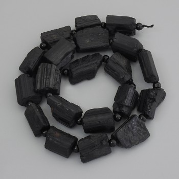 Koraliki Turmalin Sherl — nieobrobione kamienie, średnica 15–18×10–12 mm, drobne koraliki 4–5 mm, na nitce, długość około 41 cm