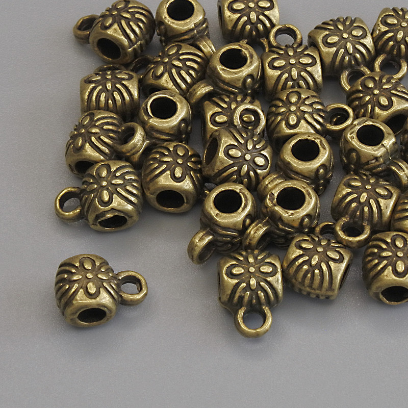 Zawieszka bail w kolorze metalu brązowym, rozmiary 8,5×6 mm ±, otwory, średnica 2,8 mm ±, średnica 1,8 mm ±, pakowanie 20 g (~28 szt.)