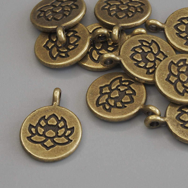 Wisiorek Lotosa, kolor metalu brązowy, średnica 19×15 mm, opakowanie 10 sztuk