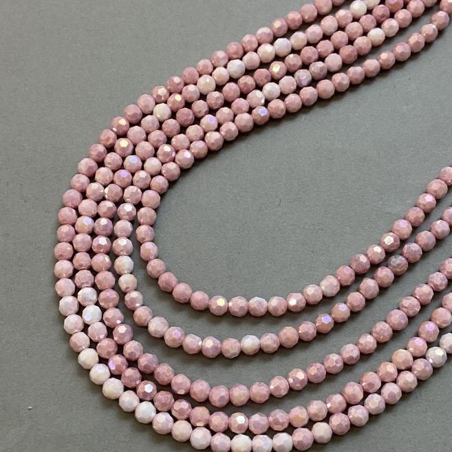 Koraliki czeskiego kryształu różowy multikolor z nalotem benzynowym na nici, fasetowane kulki, średnica 6 mm, długość 38 cm