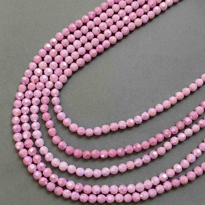 Koraliki czeskie kryształy różowe z napylaniem benzynowym na nitce, fasetowana kuleczka, średnica 6 mm, długość 38 cm + -