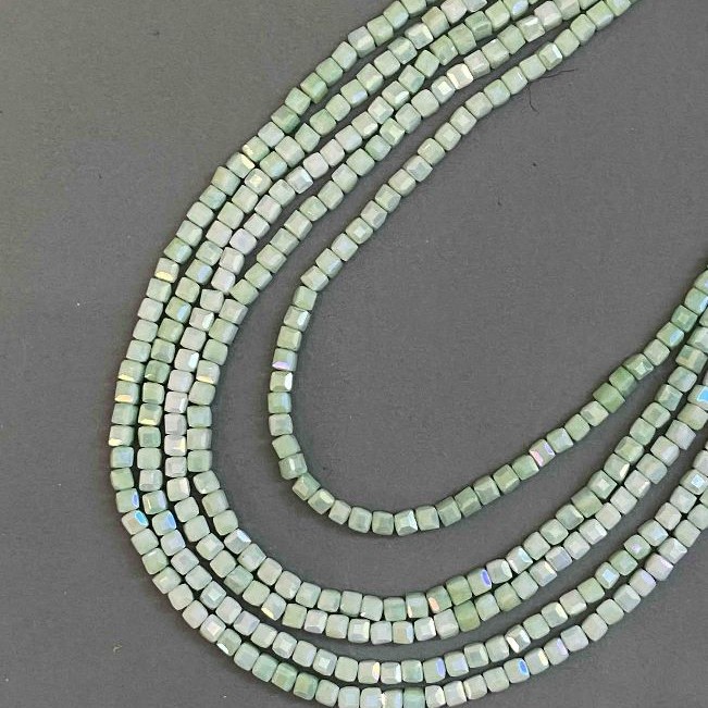 Koraliki z czeskiego kryształu, zielony odcień sałatkowy, z powłoką benzynową na nitce, fasetowany sześcian, średnica 4×4 mm, długość 38 cm +