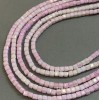 Koraliki z czeskiego kryształu w różowo-wielokolorowej tonacji z delikatnym połyskiem benzynowym, na nitce, kosteczki sześcienne 4×4 mm, długość 38 cm