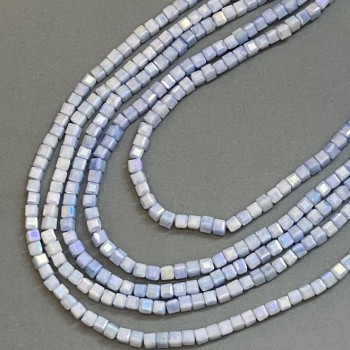 Koraliki czeskie kryształy niebieskie z powłoką benzynową na nitce, fasetowane kostki, średnica 4×4 mm, długość 38 cm