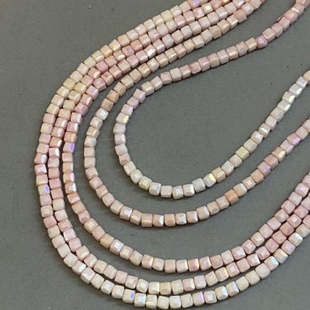 Koraliki czeskiego kryształu w różowym odcieniu z powłoką „benzyna” na nitce, fasetowane kostki, średnica 4×4 mm, długość 38 cm