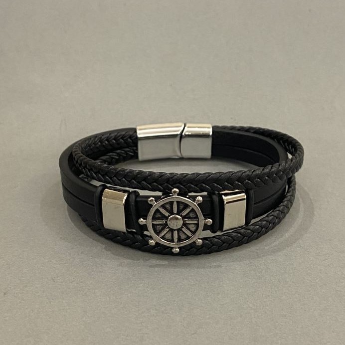 Bransoleta męska z czarnej ekoskóry z metalowymi wstawkami, grubość ok. 12 mm, długość ok. 22 cm, srebrzysty metal na zapięciu