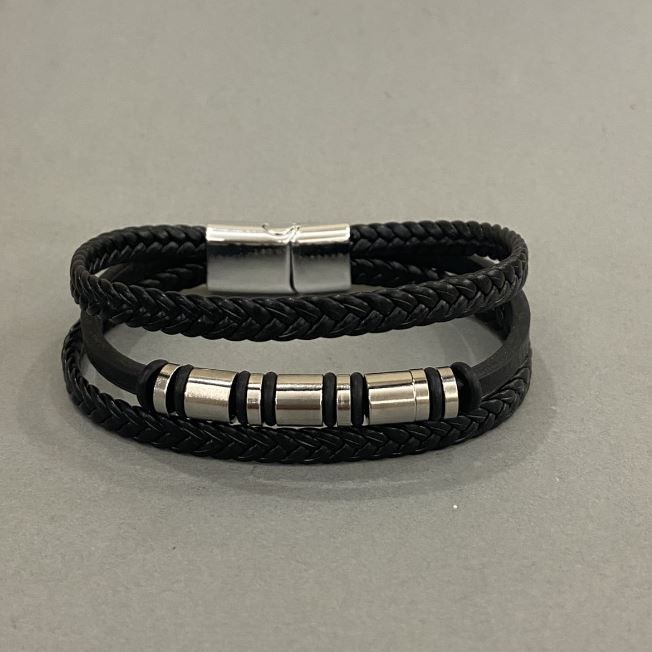 Bransoletka męska z ekoskóry czarna z metalowymi wstawkami, grubość 12 mm ±, długość 22 cm ±, srebrzysty metal na zapięciu