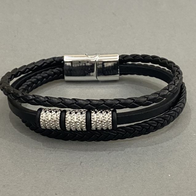 Bransoleta męska z ekoskóry czarna z metalowymi wstawkami, grubość ok. 12 mm, długość ok. 22 cm, srebrzysty metal na zapięciu