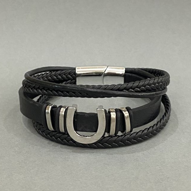Bransoletka męska z ekoskóry czarna z metalowymi wstawkami, grubość 12 mm ±, długość 22 cm ±, srebrny metal na zapięciu
