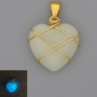 Wisiorek Serce w oplocie z onyksu – błękitny blask, 21×21 mm, średnica 30 mm