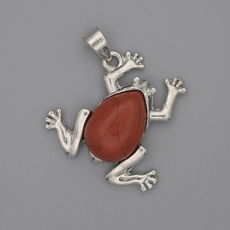Wisiorek Żaba z czerwonej jaspisu 29×28 mm, długość 37 mm