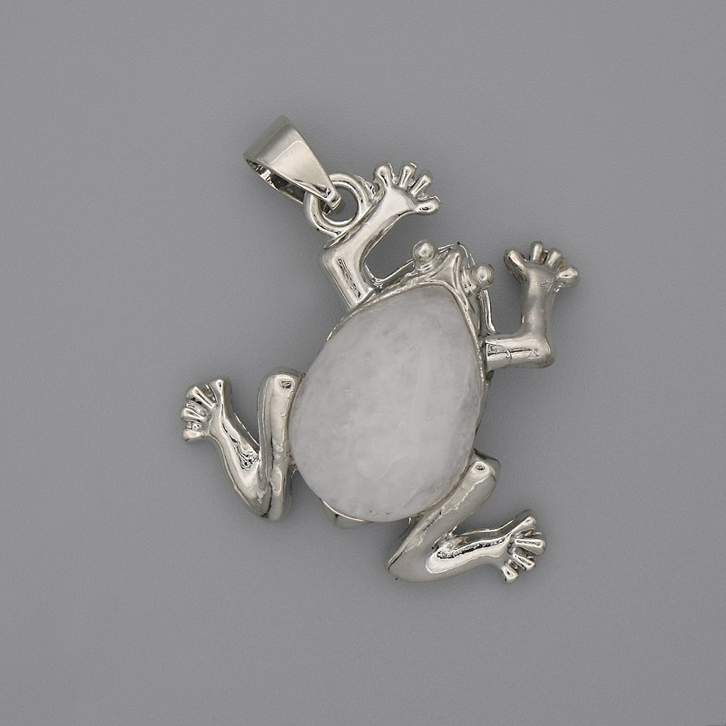 Wisiorek Żaba z kryształu górskiego 29x28 mm ±, długość 37 mm ±