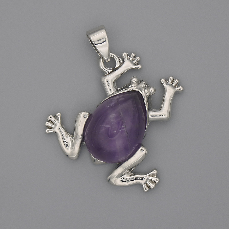Wisiorek Żaba z ametystu 29×28 mm ±, długość 37 mm ±