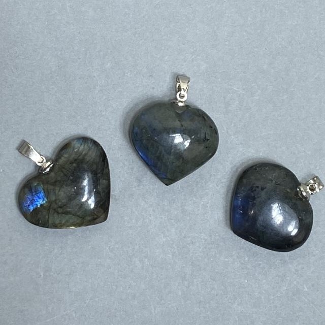 Wisiorek Serce z labradorytu 30×30 mm, długość 40 mm