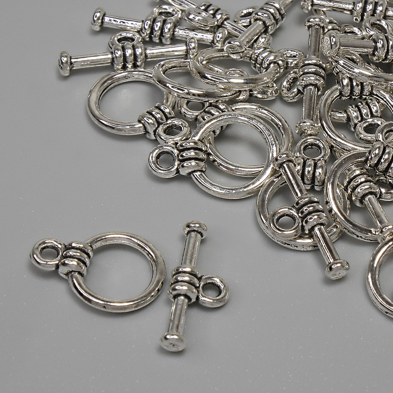 Zapięcie toggle srebrne do biżuterii, wymiary: 15x3 mm; koło 9,5 mm; średnica otworu 7 mm; kolor metalu: srebrny; zestaw: 15 szt.