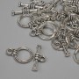 Zapięcie toggle srebrne do biżuterii, wymiary: 15x3 mm; koło 9,5 mm; średnica otworu 7 mm; kolor metalu: srebrny; zestaw: 15 szt.