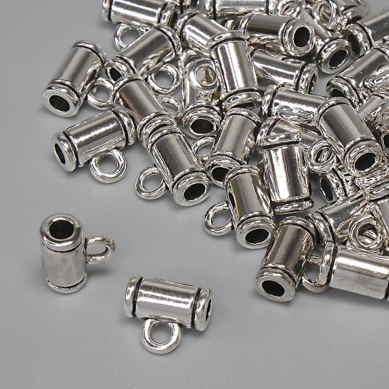 Zawieszka typu bail, kolor metalu srebrzysty, średnica 8×4 mm, otwór ok. 2 mm, opakowanie 20 g (~40 szt.)