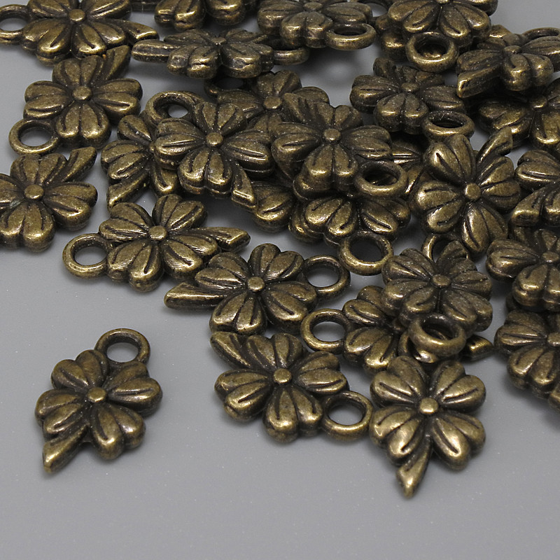 Zawieszka koniczyna w kolorze brązu, średnica 13×8 mm, otwór 2,2 mm, opakowanie 30 szt.