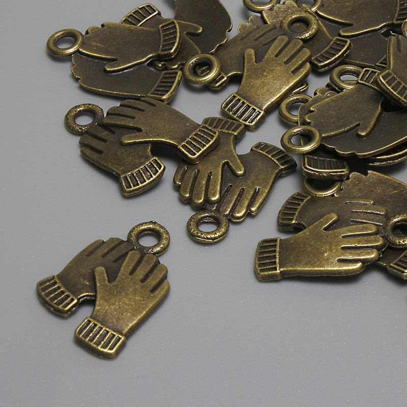 Wisiorek – zawieszka „Rękawiczki”, kolor metalu brązowy, średnica 19×13 mm ± otwór na biglę 2–3 mm ± opakowanie 19 szt.